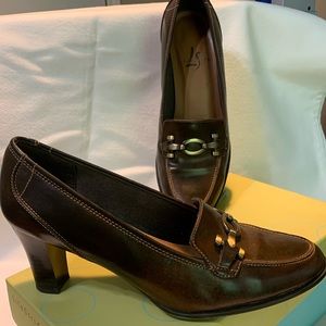 7.5M Burnt Tan 2.5 inch heels by Life Stride.